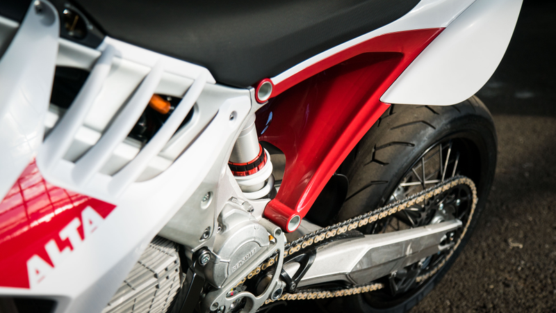 Greasing the chain is basically the only maintenance you’ll have to do on the Redshift SM.